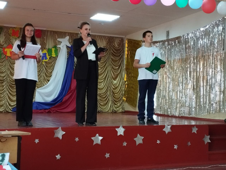 Сегодня в Петровской школе прошел яркий праздничный концерт ко Дню Учителя!.